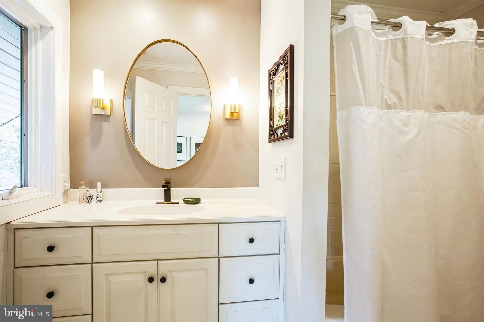 5997 Stovers Mill Road Doylestown, PA 18902 - Photo 25 of 32 Shared Hall Bath (upstairs)