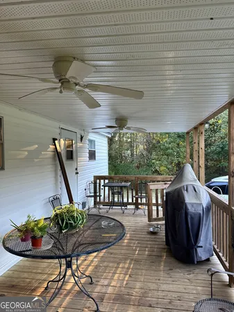 a view of a house with backyard and garden