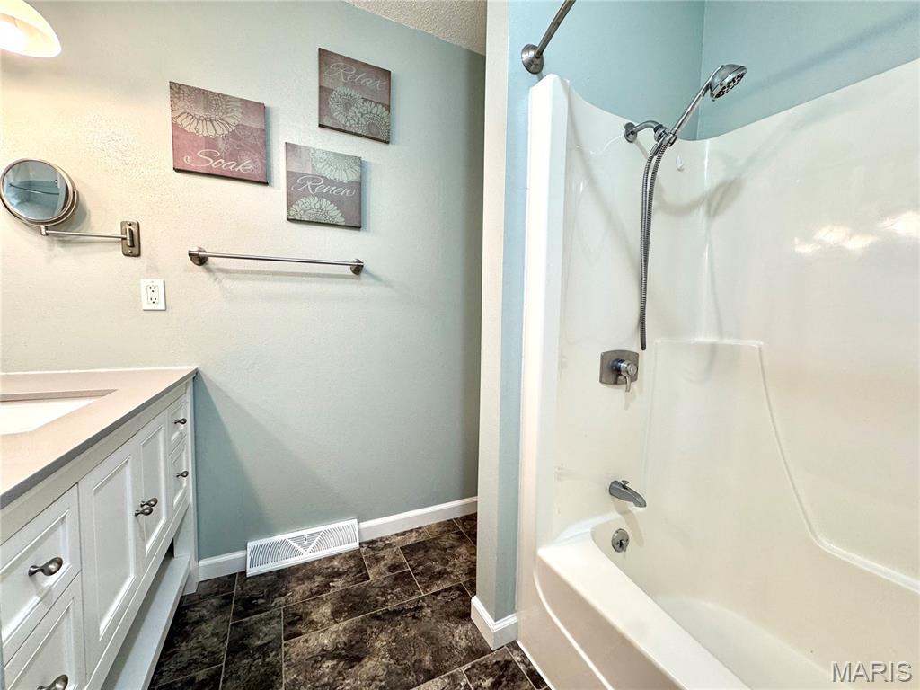 53 Smoketree Road Hillsboro, IL 62049 - Photo 10 of 21 Gallery Image 10