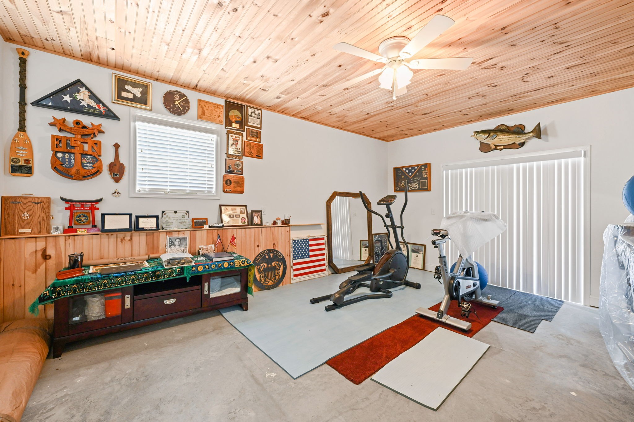 850 Sable Road Spring City, TN 37381 - Photo 40 of 56 a room with gym equipment and large mirror