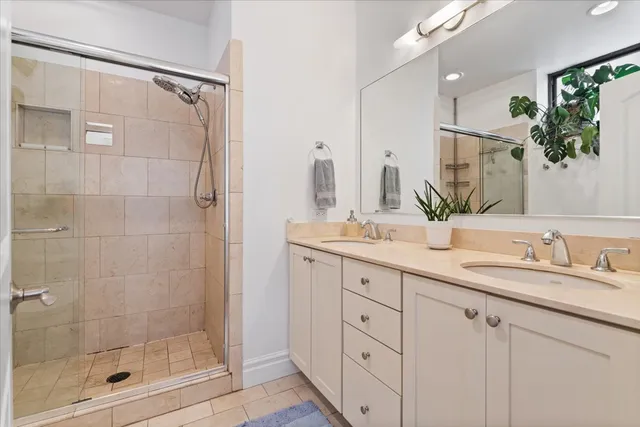 $3,100 | 1048 West Lawrence Avenue, Unit 2, Chicago, IL 60640