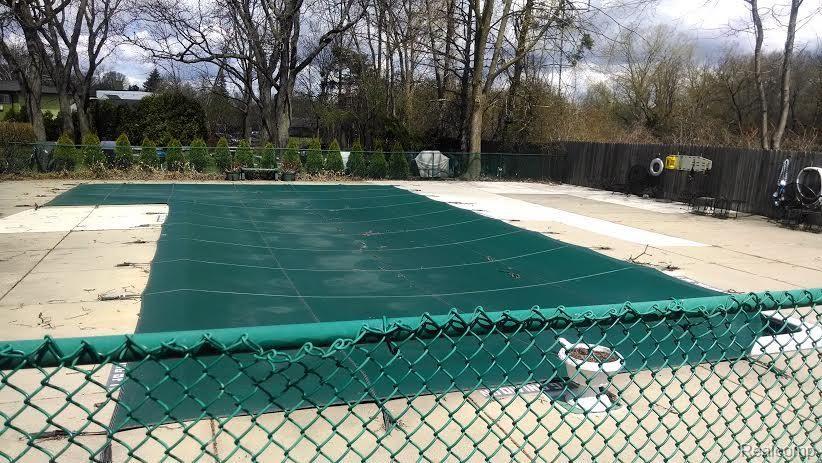 1225 Derby Road, Unit 8 Birmingham, MI 48009 - Photo 11 of 11 Pool & Picnic area