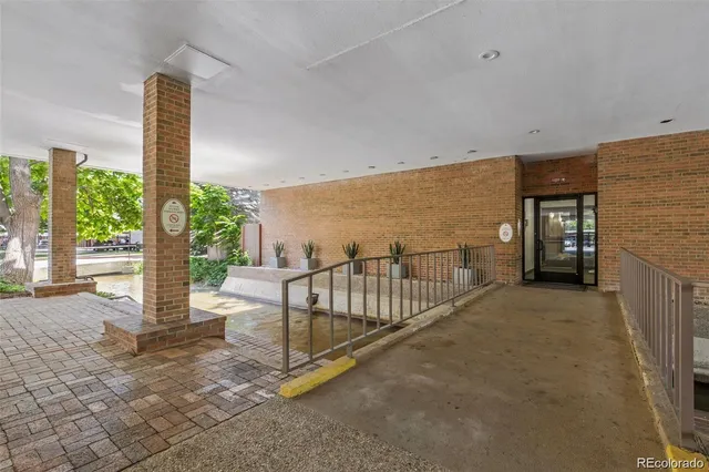 a view of entryway with yard