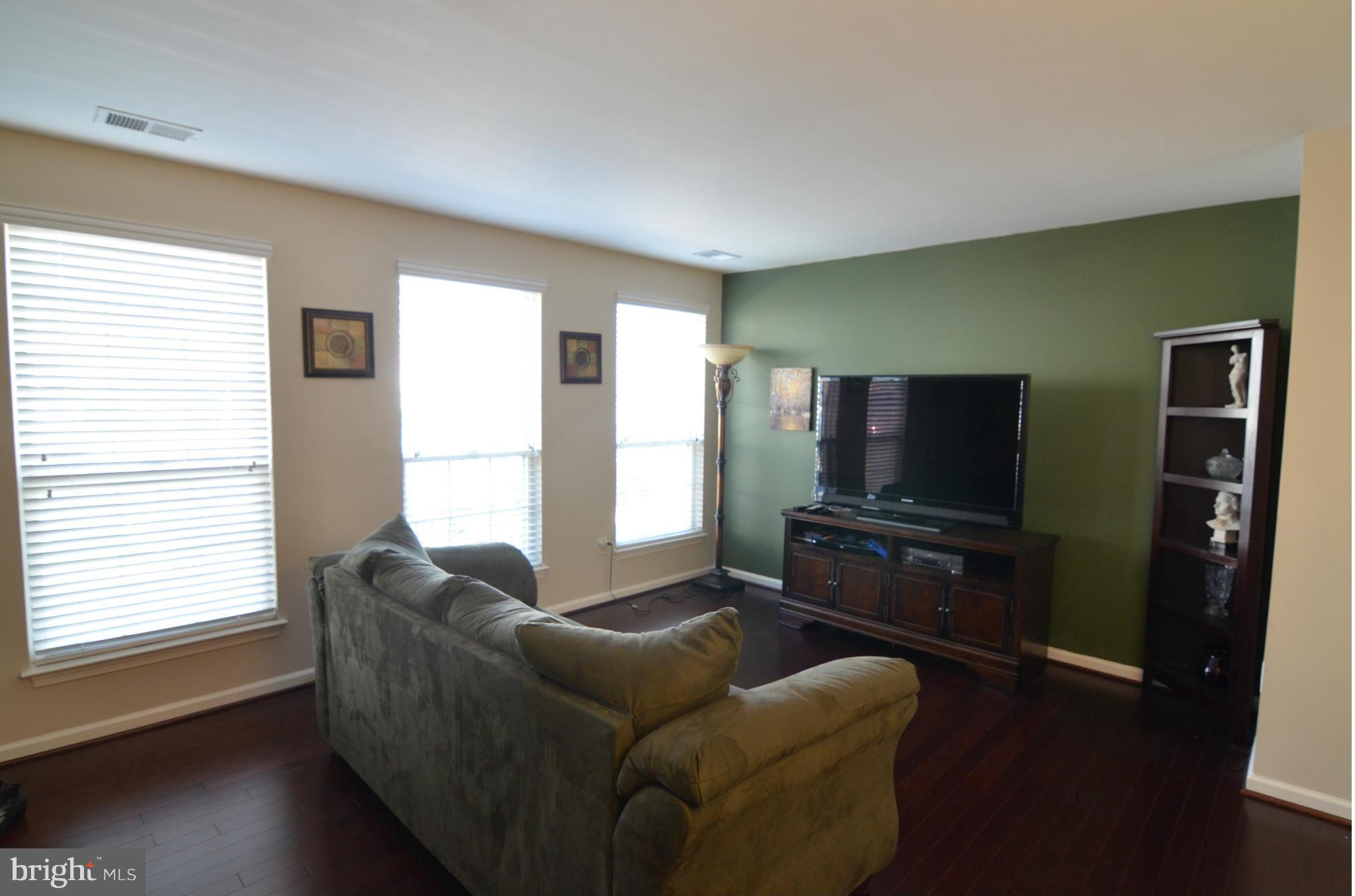 14817 Bolton Road Centreville, VA 20121 - Photo 4 of 27 Family Room