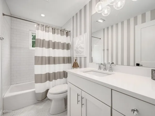 $1,299,000 | 222 Holmes Avenue, Clarendon Hills, IL 60514