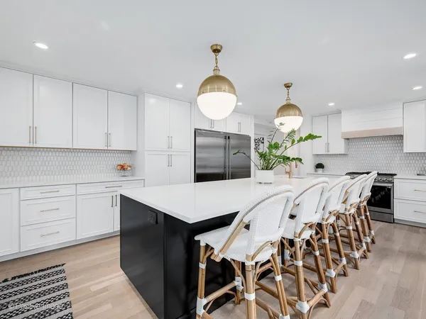 $1,299,000 | 222 Holmes Avenue, Clarendon Hills, IL 60514