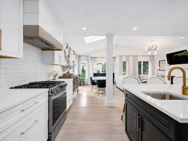 $1,299,000 | 222 Holmes Avenue, Clarendon Hills, IL 60514