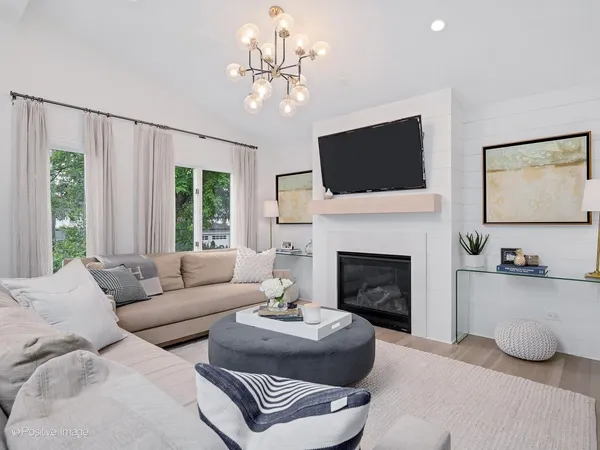 $1,299,000 | 222 Holmes Avenue, Clarendon Hills, IL 60514