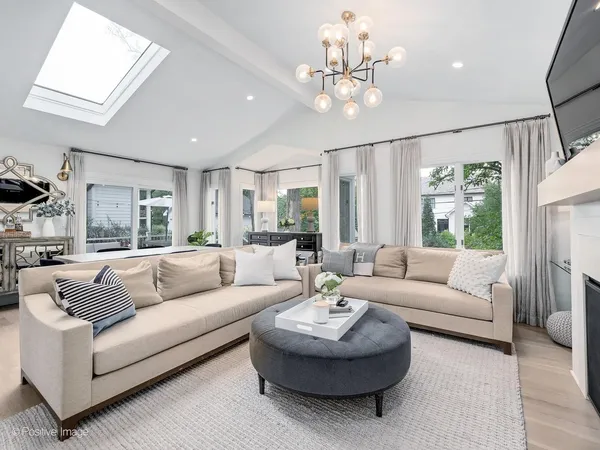 $1,299,000 | 222 Holmes Avenue, Clarendon Hills, IL 60514