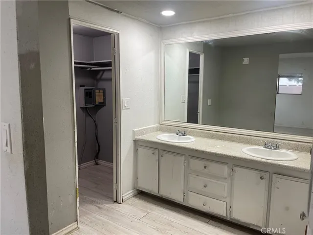 a en suite bathroom with a sink and mirror