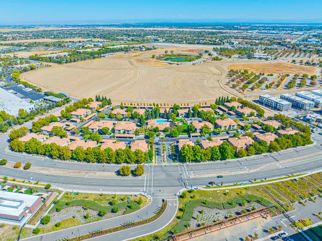 $299,500 | 4200 East Commerce Way, Unit 924, Sacramento, CA 95834