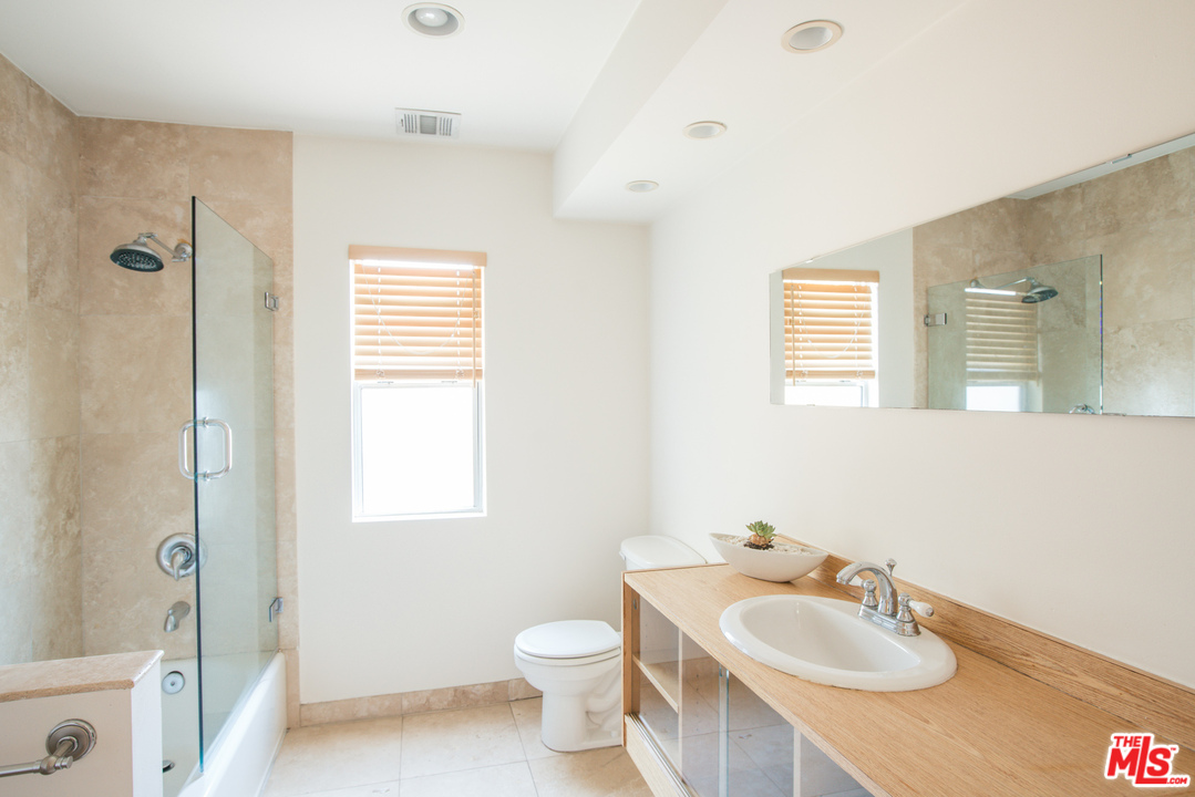 8529 Ridpath Drive Los Angeles, CA 90046 - Photo 12 of 20 Gallery Image 12