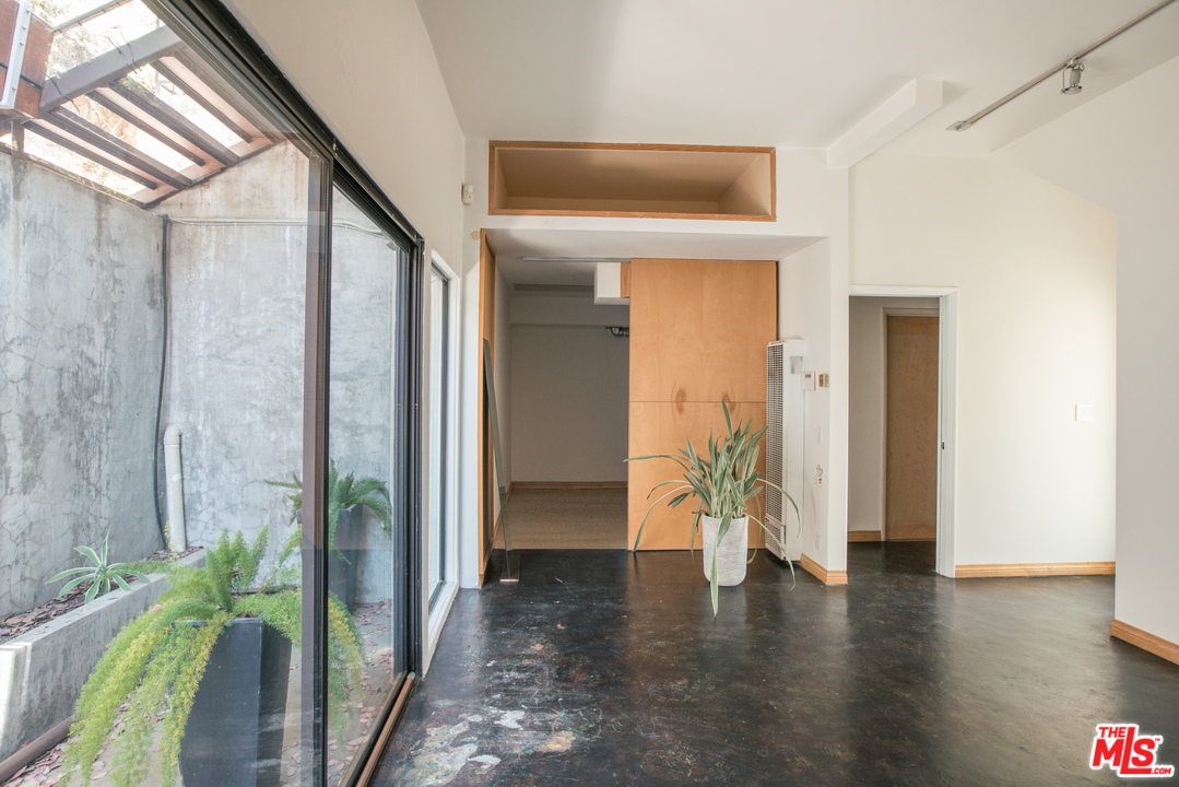 8529 Ridpath Drive Los Angeles, CA 90046 - Photo 3 of 20 Gallery Image 3