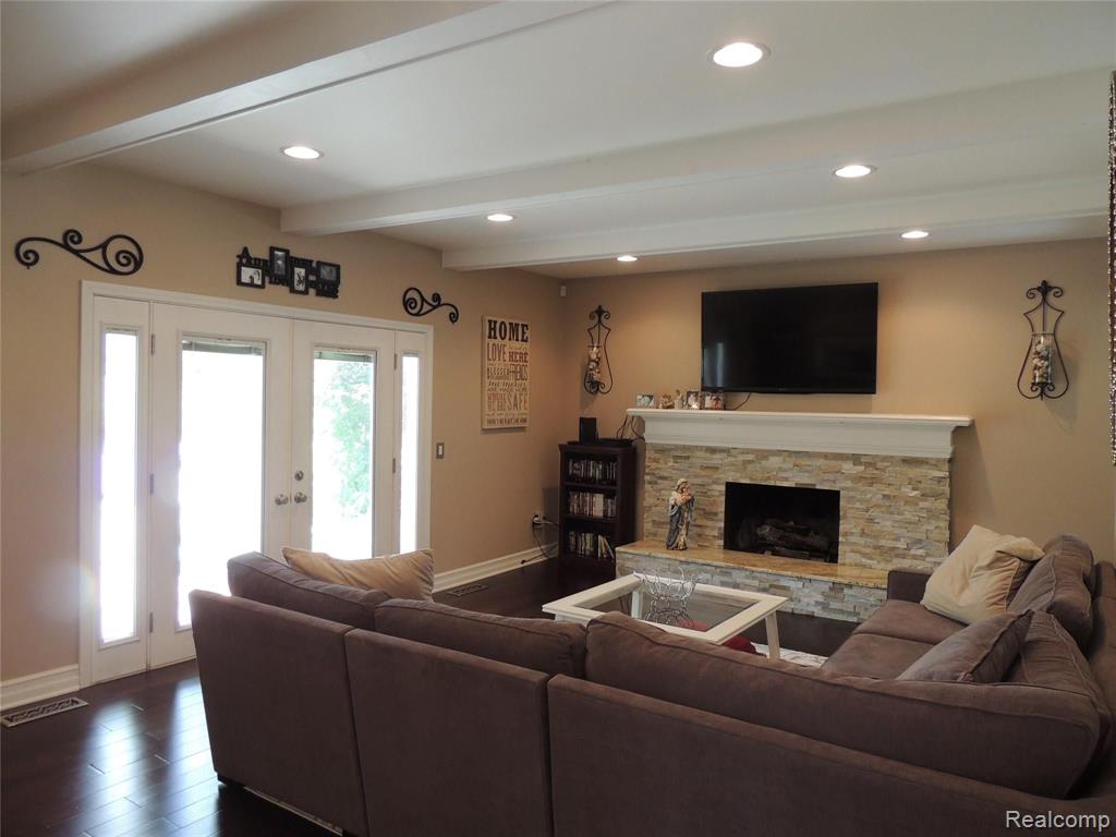 642 Baker Street Rochester Hills, MI 48307 - Photo 7 of 20