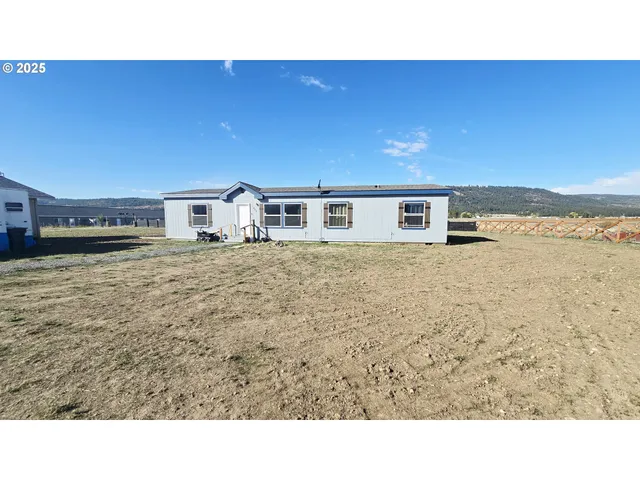 a black and white photo of a building