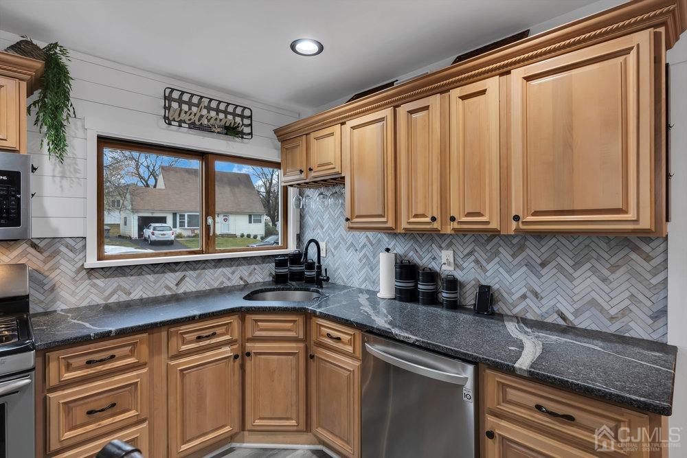 28 Ridgeview Road Jamesburg, NJ 08831 - Photo 16 of 46 Close up on the backsplash and granite counter. Just beautiful!