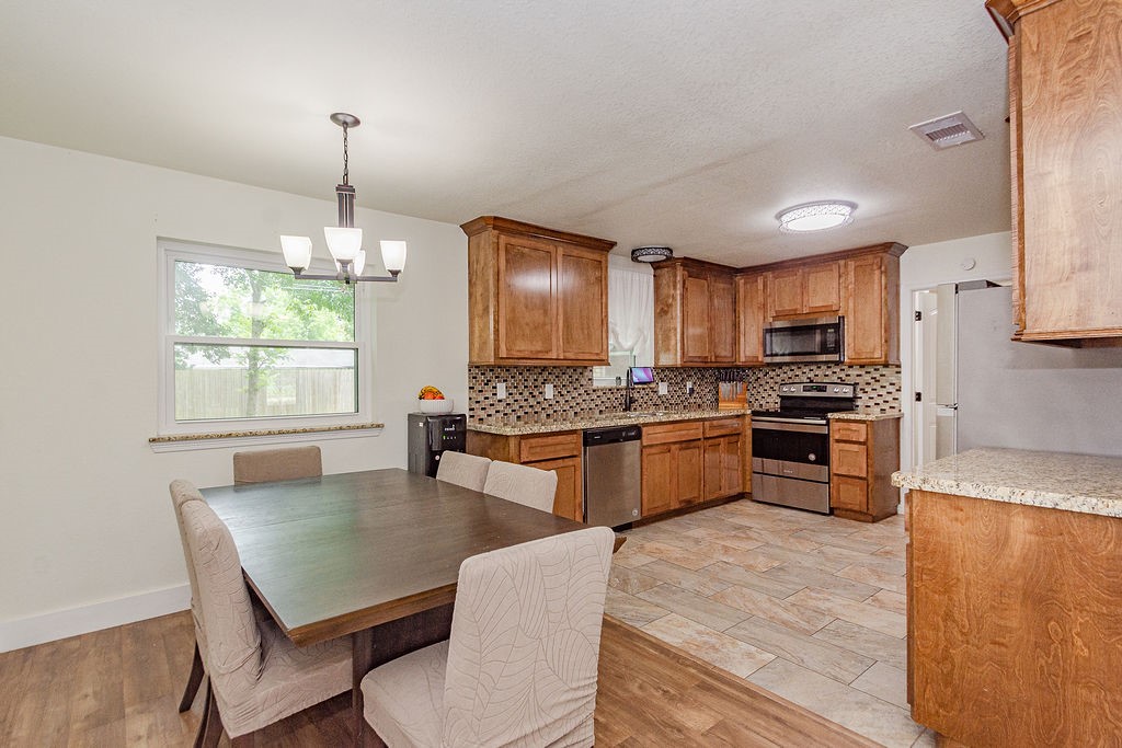 1055 South Anderson Street Angleton, TX 77515 - Photo 6 of 23