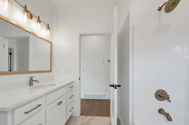 $669,000 | 3578 East Hank Avenue, De Pere, WI 54115