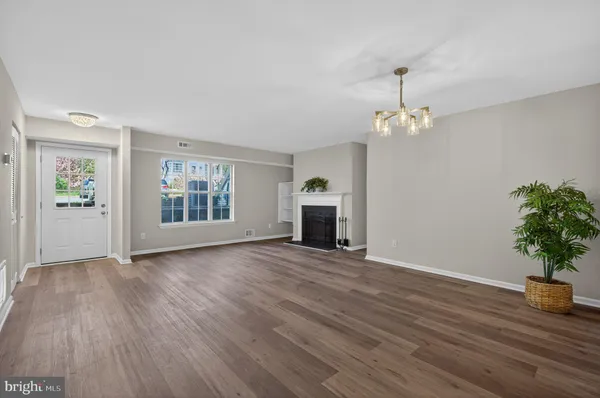 $375,000 | 13721 Flowing Brook Court, Chantilly, VA 20151