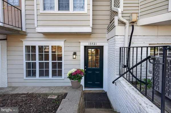 $375,000 | 13721 Flowing Brook Court, Chantilly, VA 20151