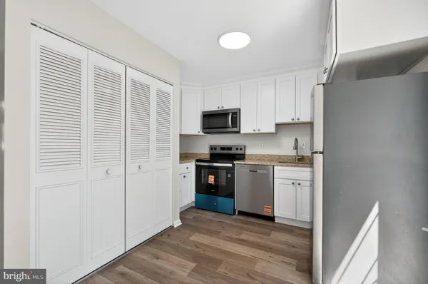 $375,000 | 13721 Flowing Brook Court, Chantilly, VA 20151