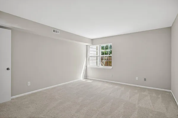 $375,000 | 13721 Flowing Brook Court, Chantilly, VA 20151