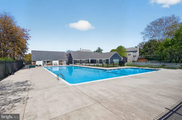 $375,000 | 13721 Flowing Brook Court, Chantilly, VA 20151