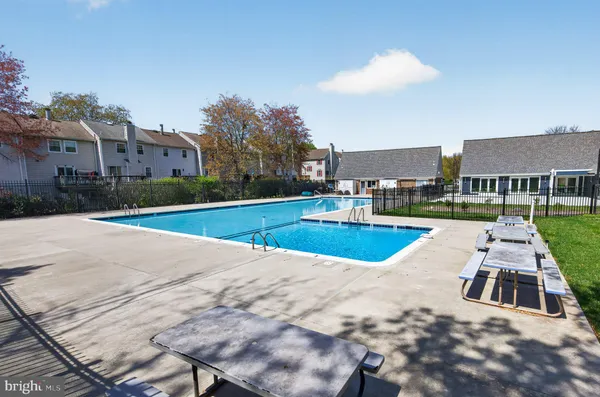 $375,000 | 13721 Flowing Brook Court, Chantilly, VA 20151