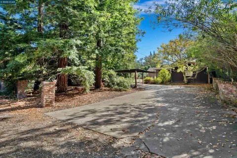 a view of a outdoor space with a house