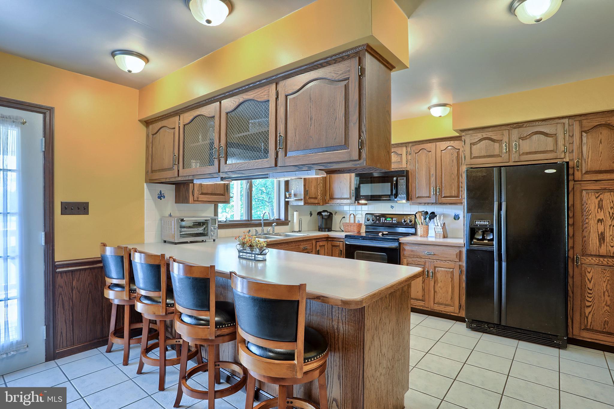 704 Church Road Manheim, PA 17545 - Photo 13 of 46 Peninsula /breakfast bar
