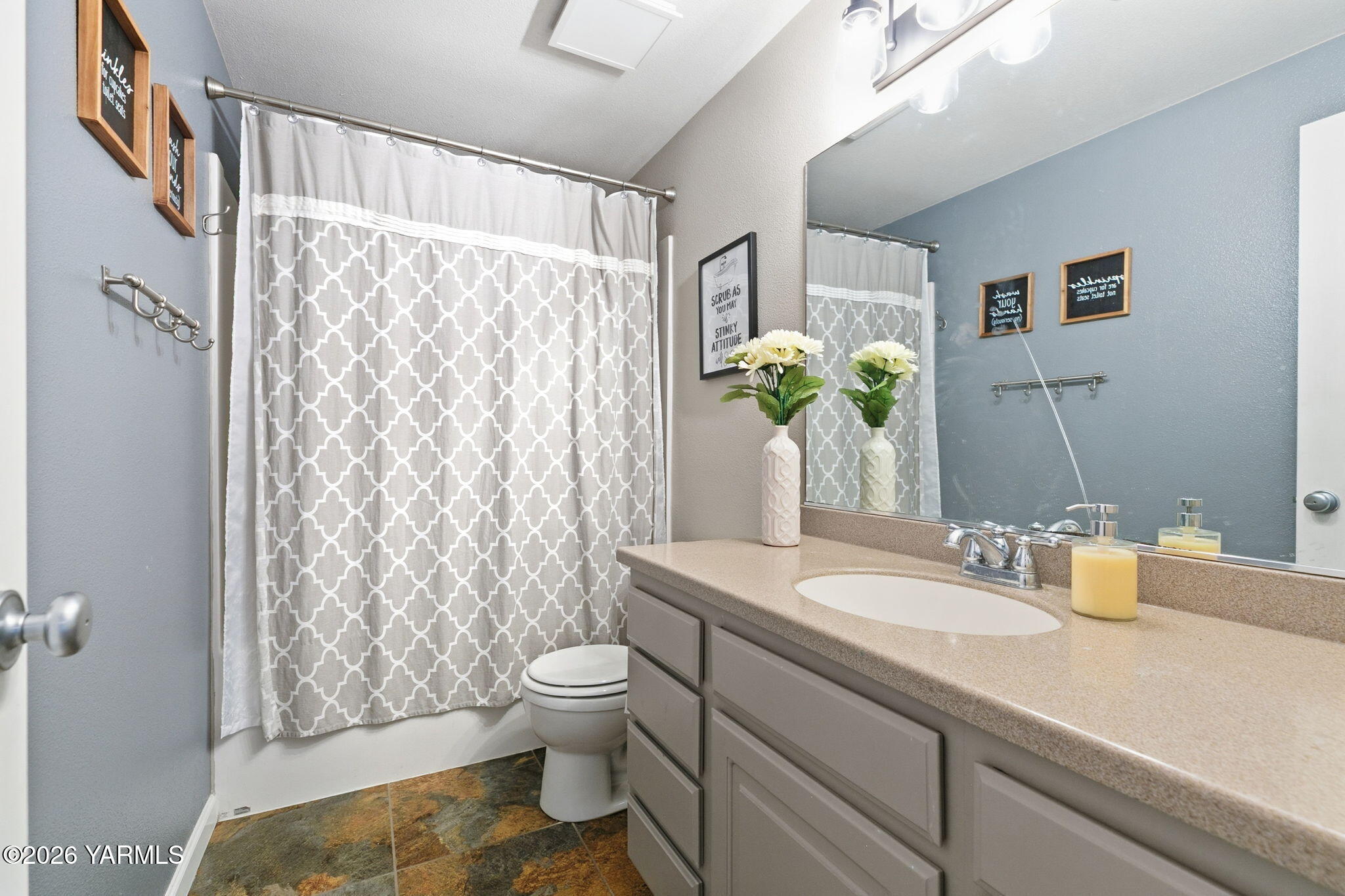 204 Clemans Avenue Moxee, WA 98936 - Photo 22 of 29 Upper Full Bathroom