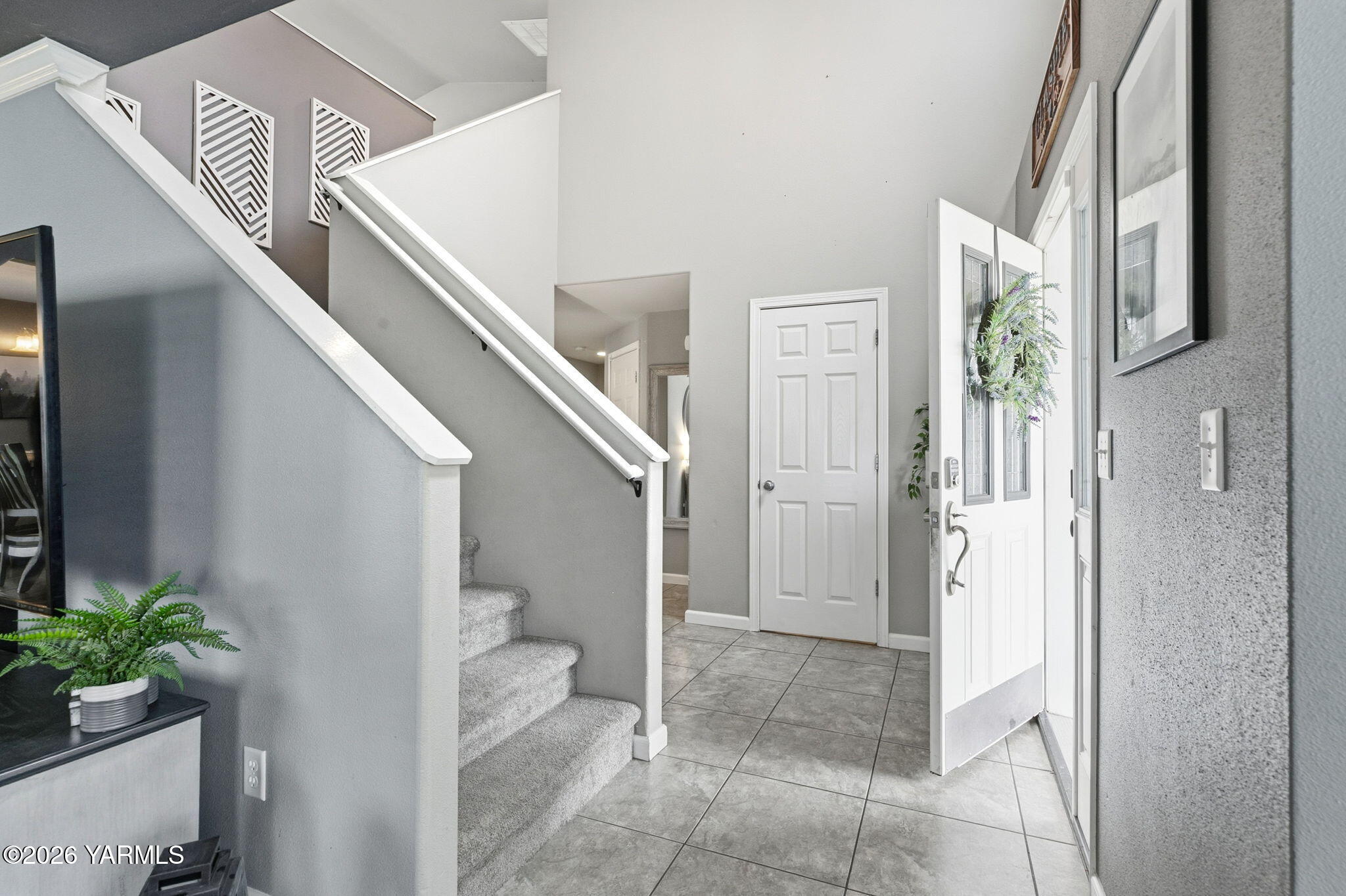 204 Clemans Avenue Moxee, WA 98936 - Photo 4 of 29 a view of entryway and hall with wooden floor