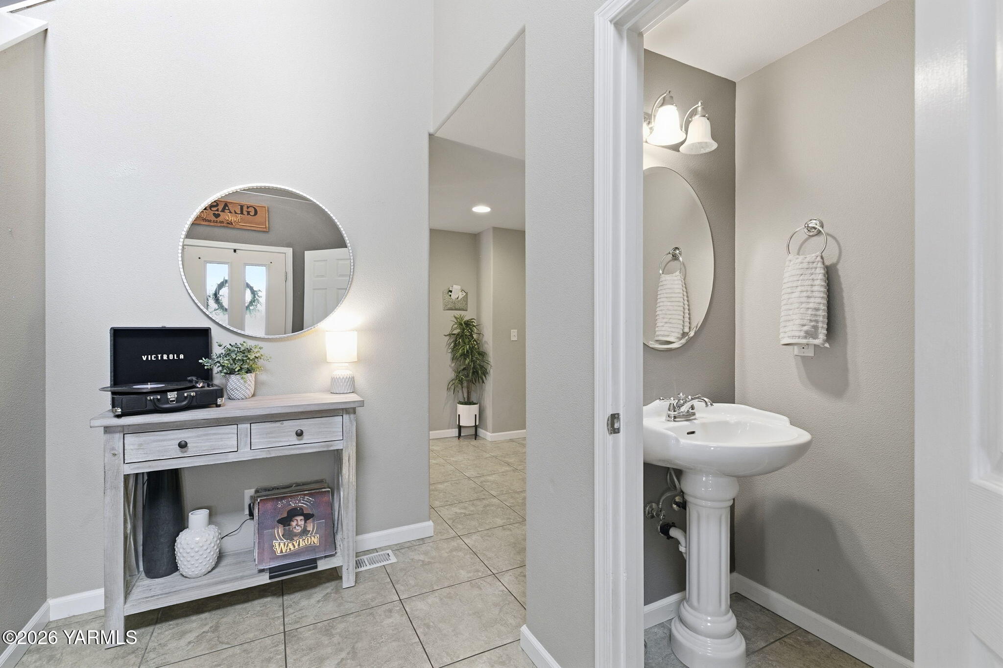 204 Clemans Avenue Moxee, WA 98936 - Photo 6 of 29 Foyer Entry/ Bathroom