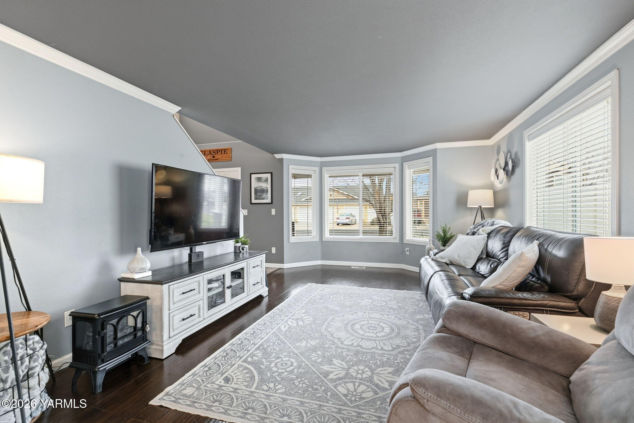 204 Clemans Avenue Moxee, WA 98936 - Photo 8 of 29 Living Room