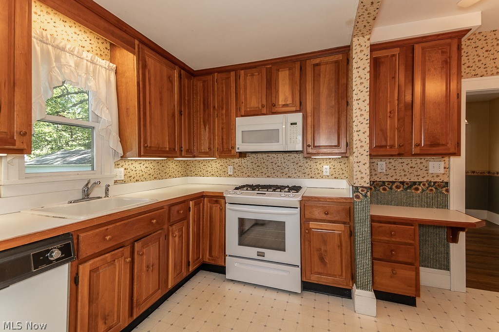5651 Shawnee Road Cleveland, OH 44124 - Photo 4 of 34