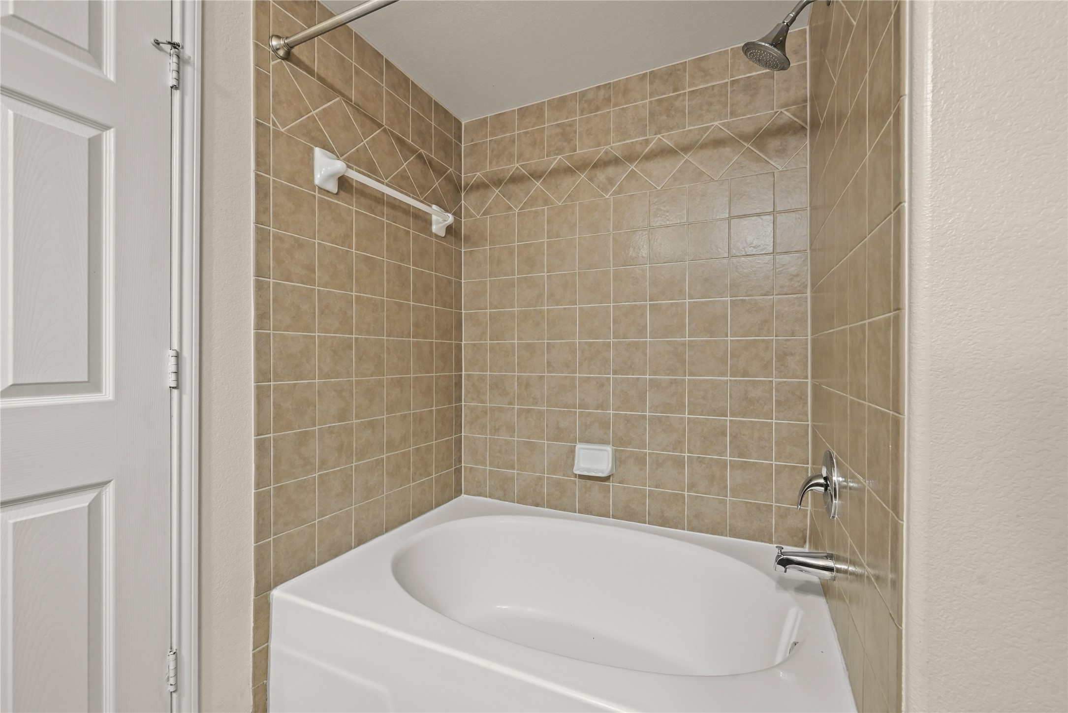 9200 Westheimer Road, Unit 706 Houston, TX 77063 - Photo 20 of 43 a white bath tub sitting next to a white sink
