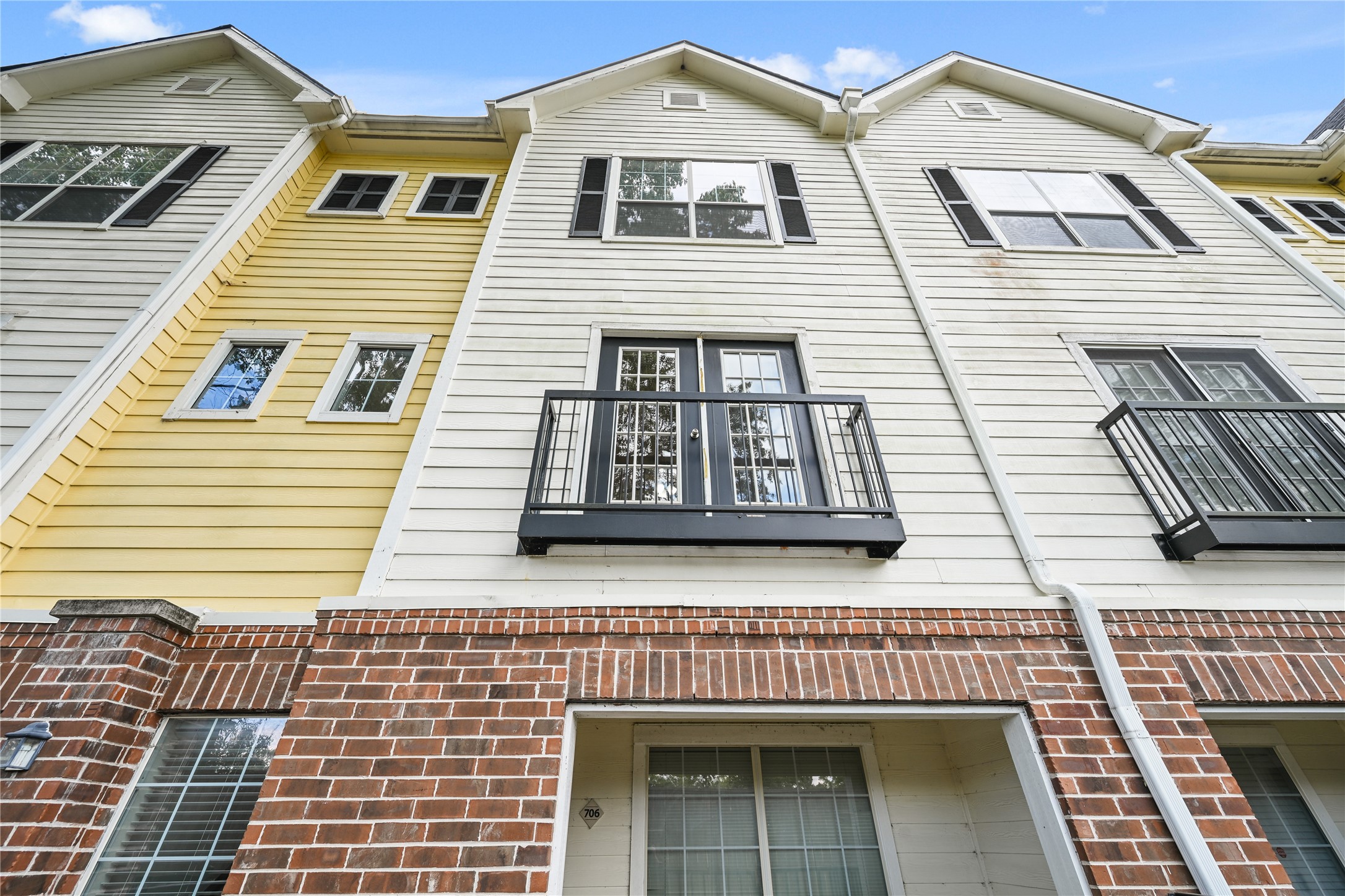 9200 Westheimer Road, Unit 706 Houston, TX 77063 - Photo 32 of 43 a front view of a house