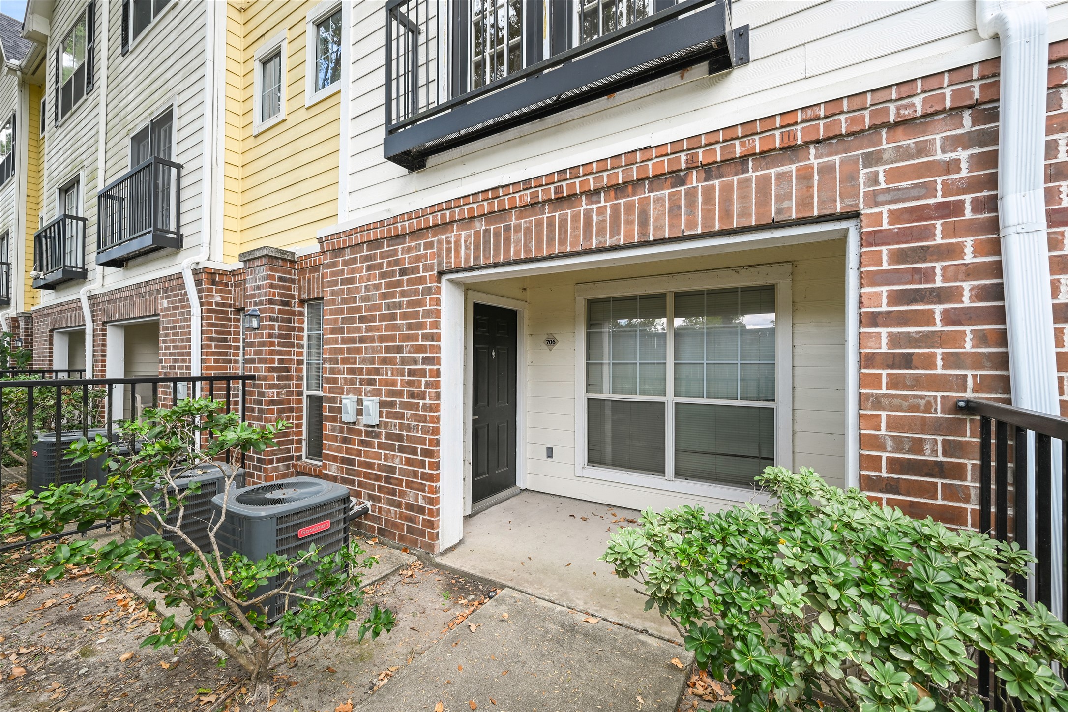 9200 Westheimer Road, Unit 706 Houston, TX 77063 - Photo 41 of 43 front view of a brick house