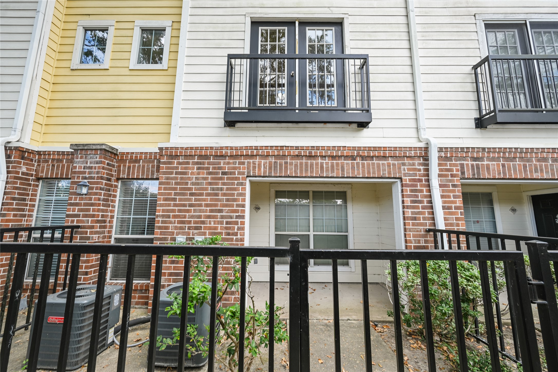 9200 Westheimer Road, Unit 706 Houston, TX 77063 - Photo 43 of 43 a view of a brick building from a balcony