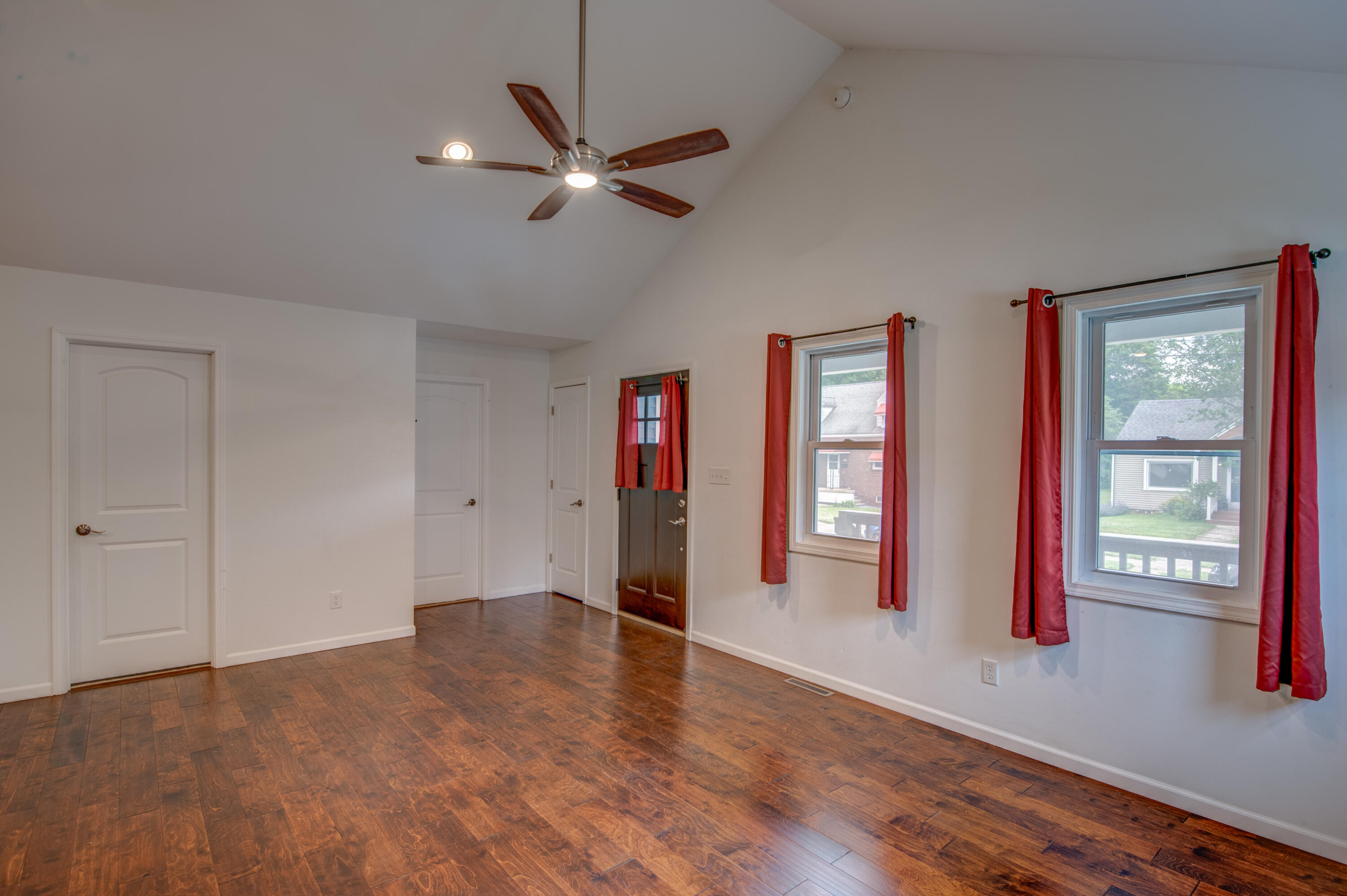 902 Institute Street Valparaiso, IN 46383 - Photo 11 of 36 2999x1995