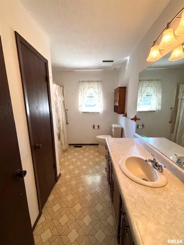 $219,000 | 962 Red Stripe Road, Sandoval, IL 62882