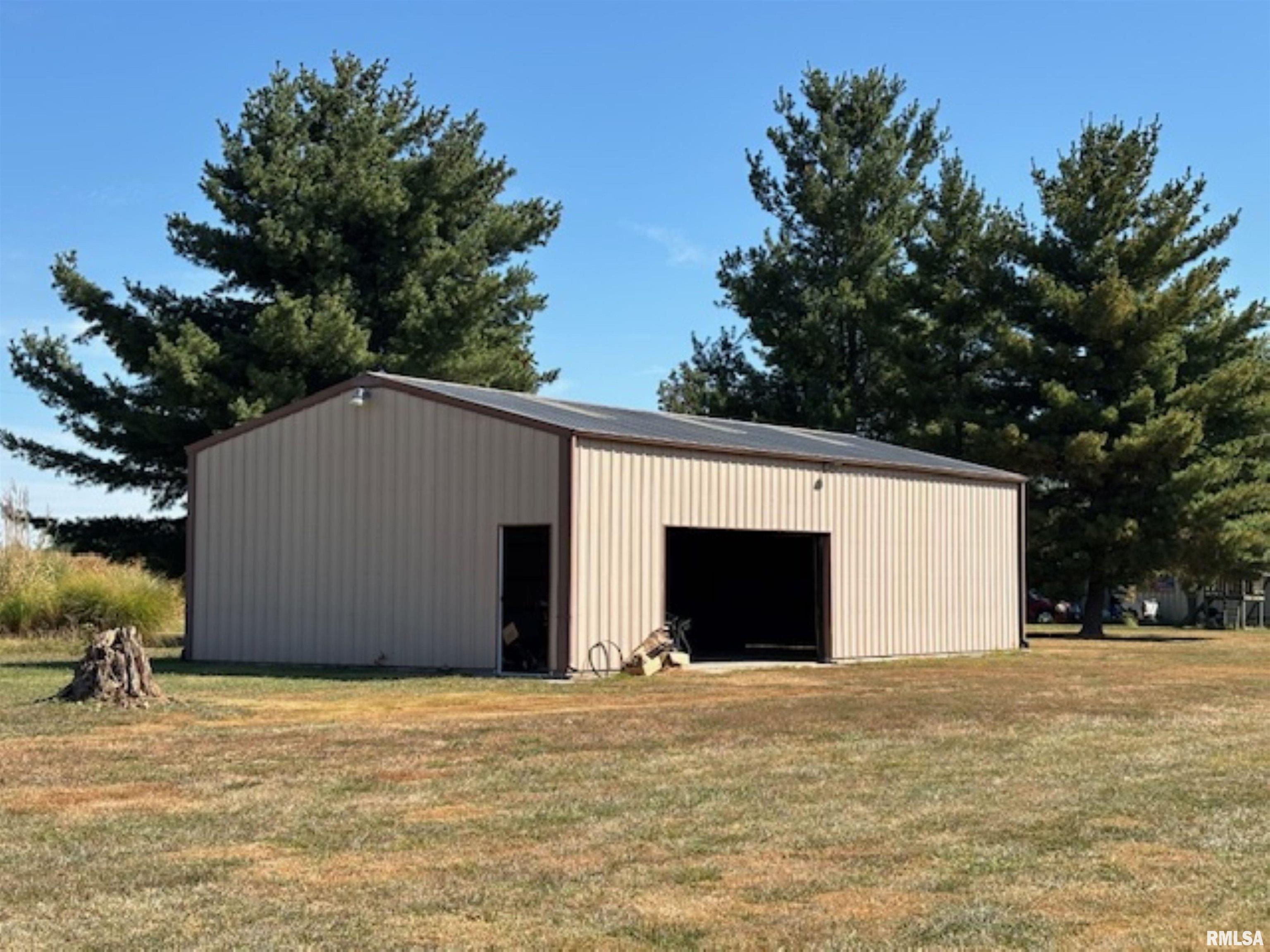 962 Red Stripe Road Sandoval, IL 62882 - Photo 3 of 17