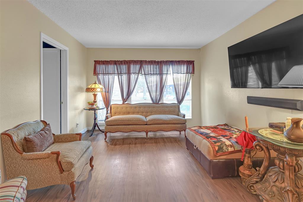 5624 Boca Raton Boulevard, Unit 133 Fort Worth, TX 76112 - Photo 3 of 19 a living room with furniture and a window