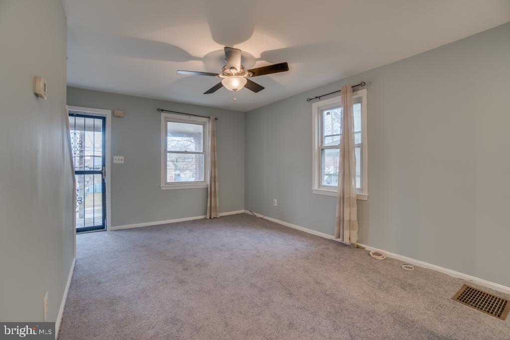 5089 Sheriff Road Northeast Washington, DC 20019 - Photo 11 of 31 Living Room