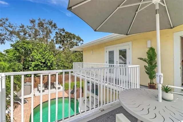 a view of a house with backyard and porch