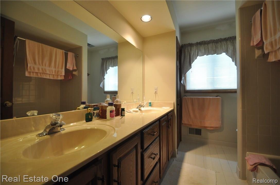 1803 Quincy Drive Rochester, MI 48306 - Photo 16 of 27 15.JPG