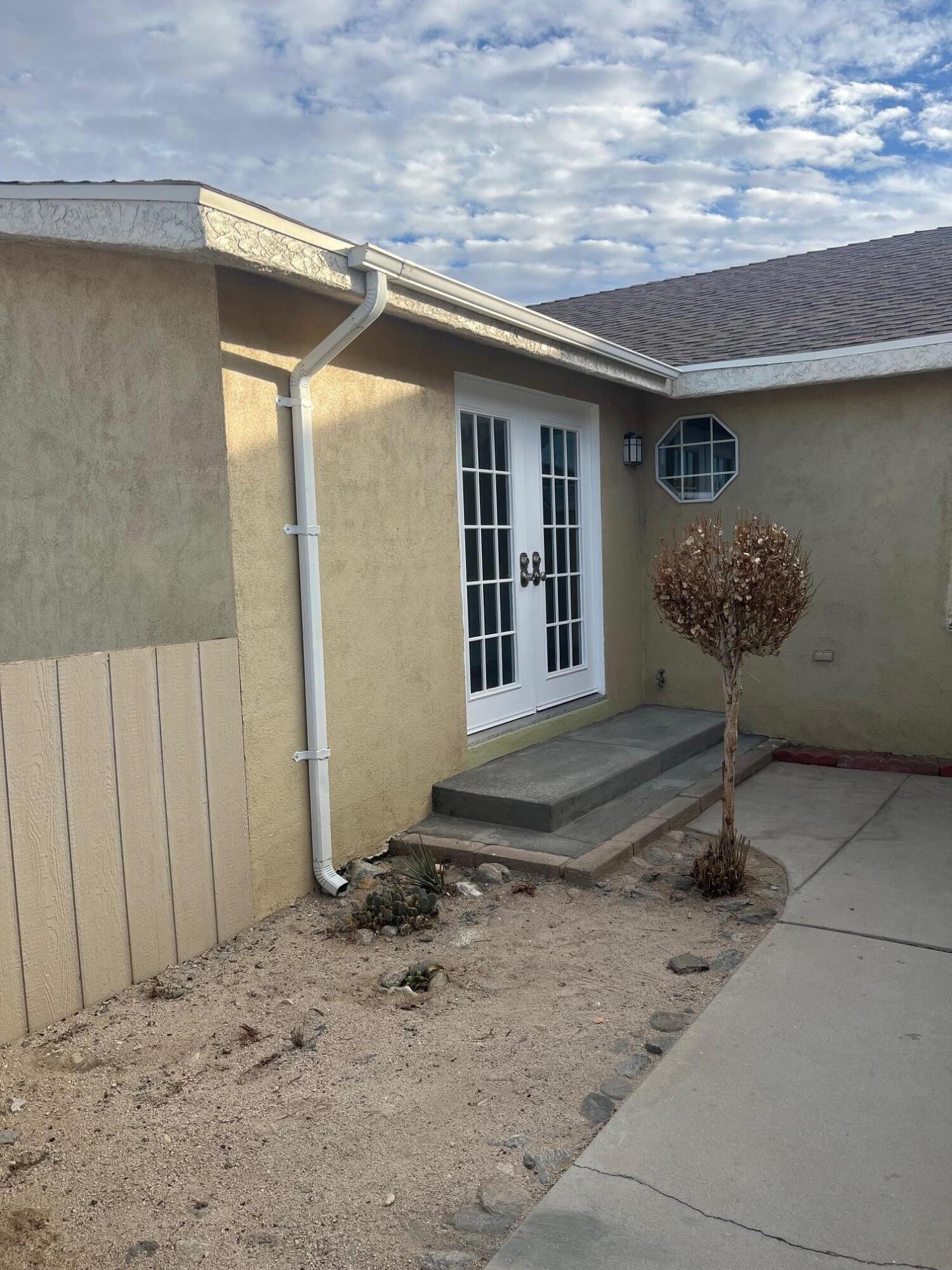 21925 Fort Tejon Road Llano, CA 93544 - Photo 6 of 10 a front view of a house