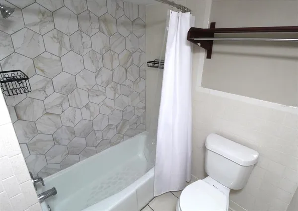 $1,250 | 7150 North Tamiami Trail, Unit C226, Sarasota, FL 34243