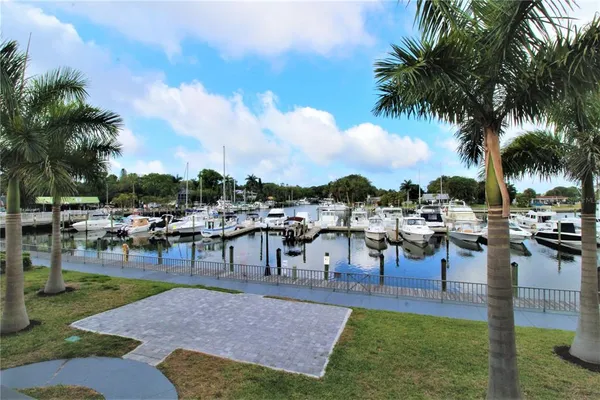 $1,250 | 7150 North Tamiami Trail, Unit C226, Sarasota, FL 34243
