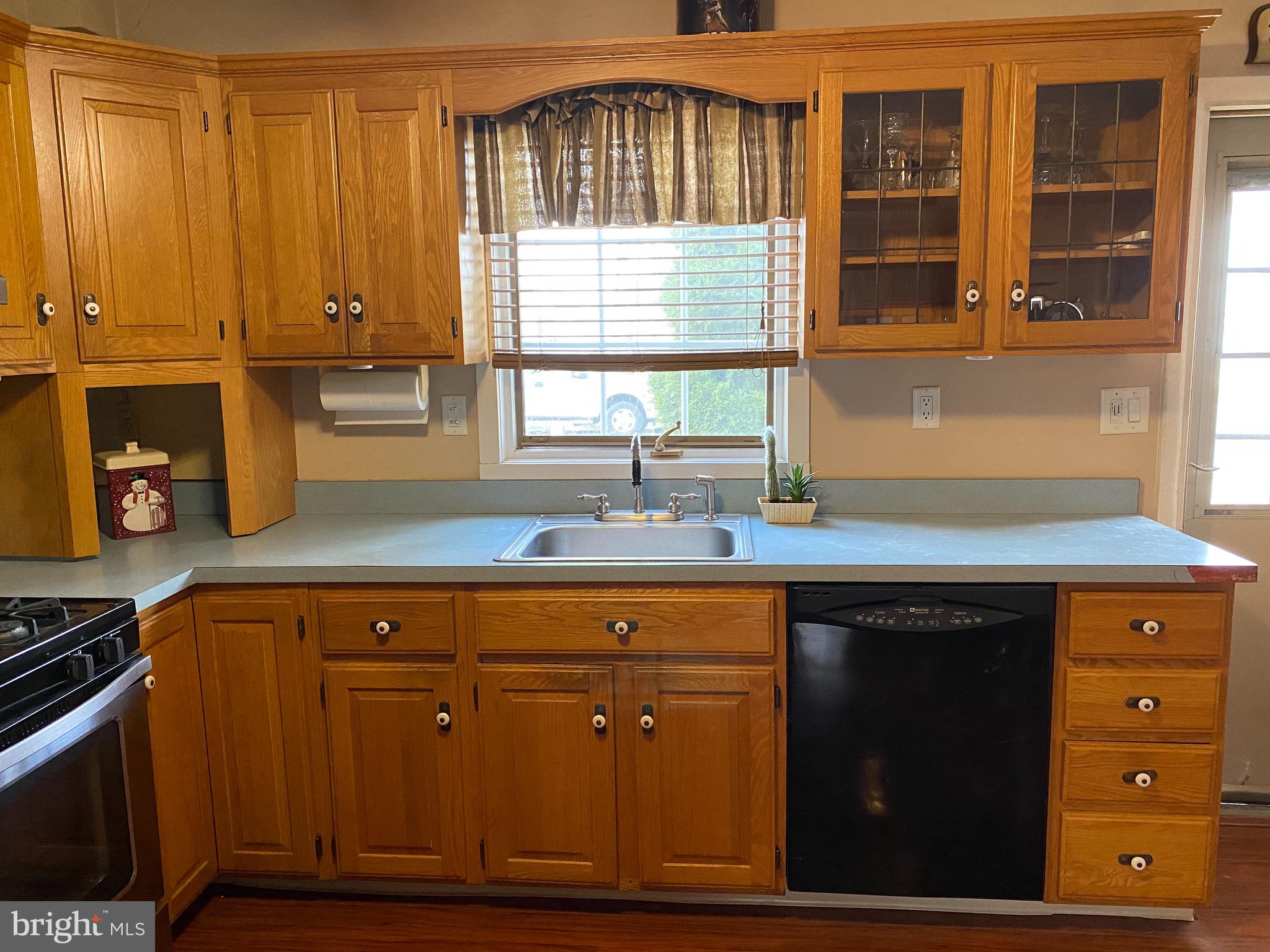 9209 Andover Road Philadelphia, PA 19114 - Photo 4 of 23 Newer Stove and Refrigerator